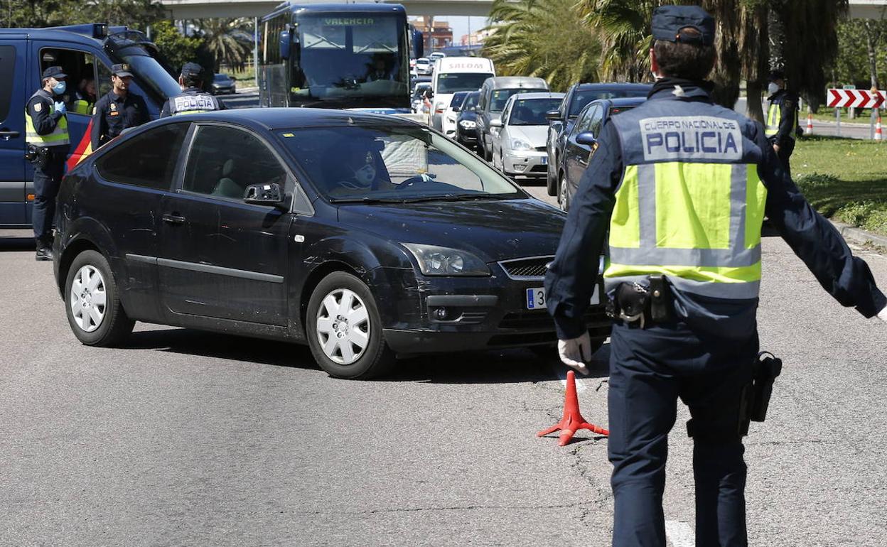 Un control de la Policía en Valencia, en una imagen de archivo.