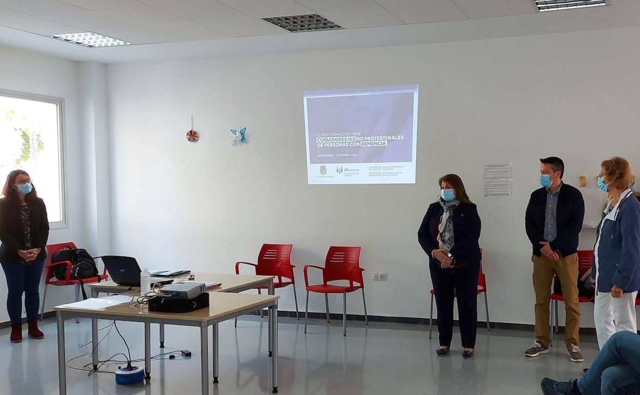 Presentación del taller para formar cuidadores no profesionales de pacientes con demencia. 