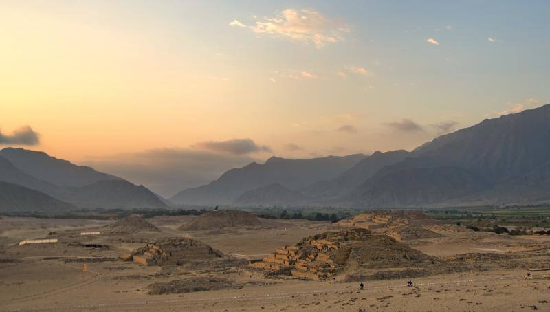 Fotografía cedida por Zona Arqueológica Caral que muestra una panorámica al atardecer de las pirámides de la Ciudad Sagrada de Caral