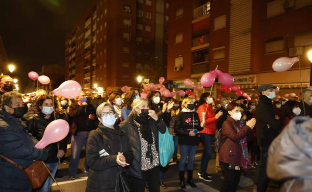 Imagen principal - Vecinos de la Malvarrosa durante la manifestación. 