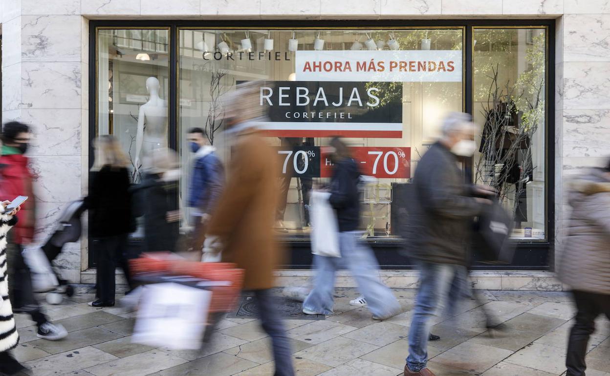 Gente de compras en una calle de Valencia. 