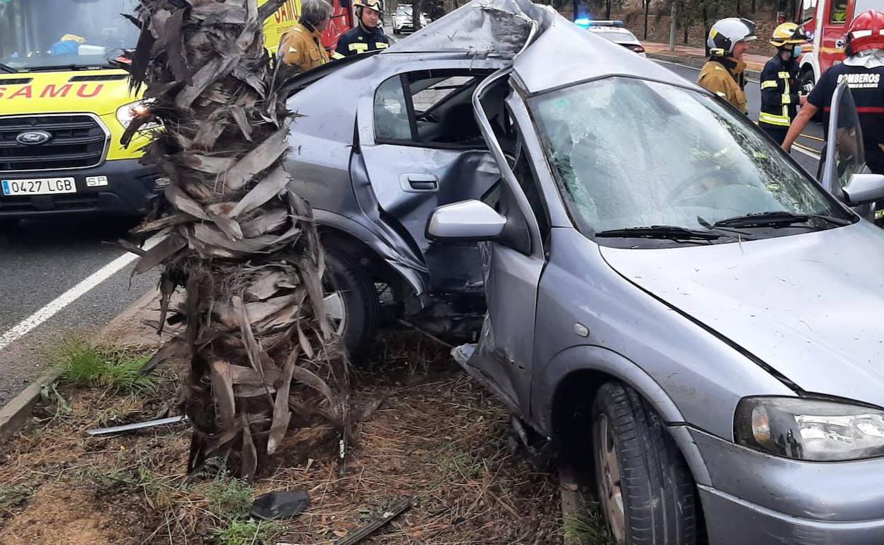 El vehículo ha impactado contra una palmera de la mediana. 