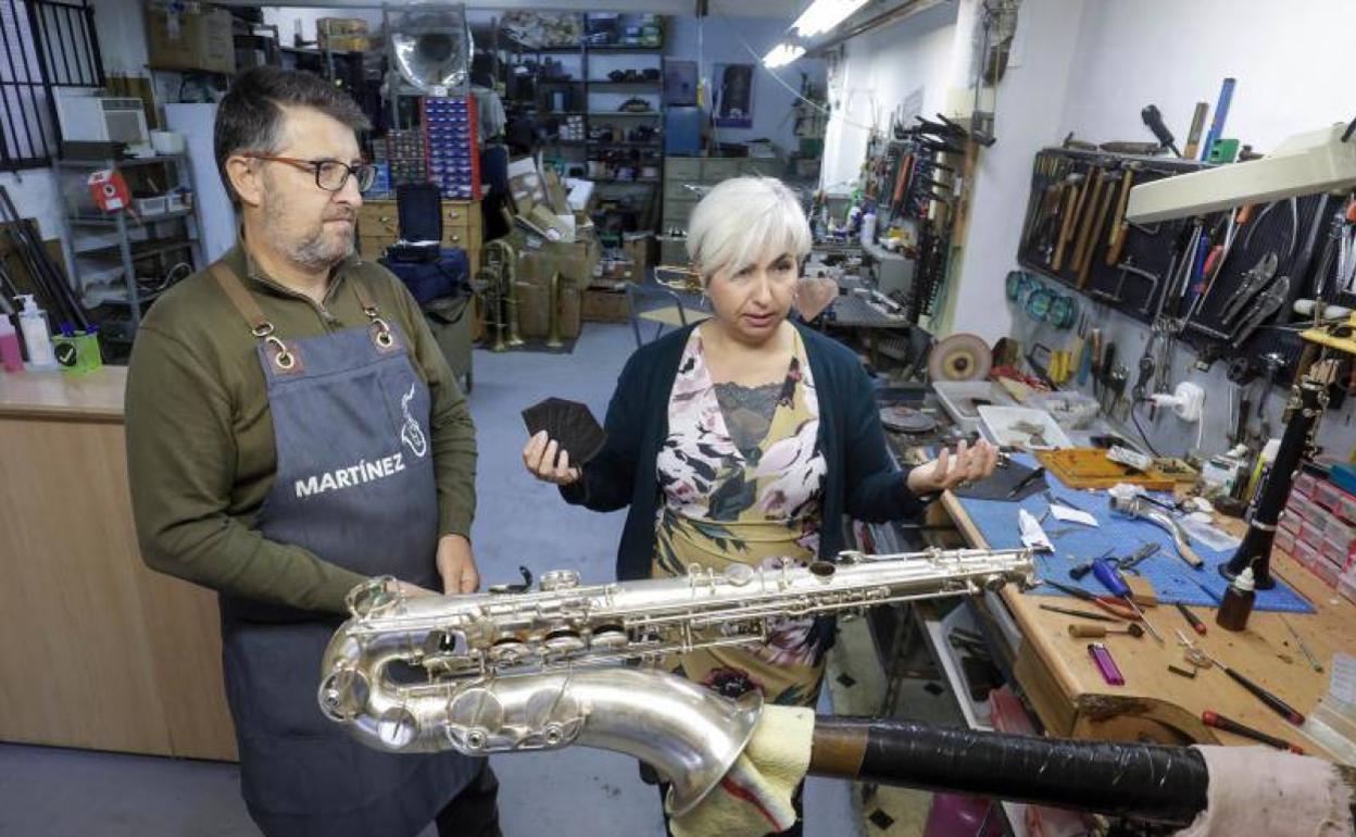 Nuria Martínez y Carlos Sánchez, artesanos de Instrumentos Martínez, en la calle Fos. 