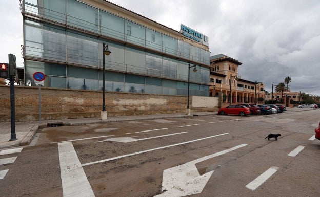 La Policía Local combate el botellón junto al hospital de la Malvarrosa con una veintena de denuncias y un acta por contaminación acústica