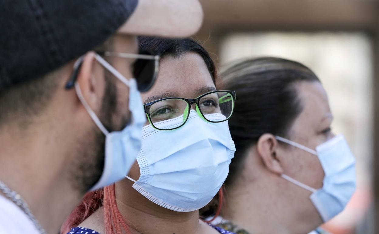 Varias personas con mascarilla en Valencia. 