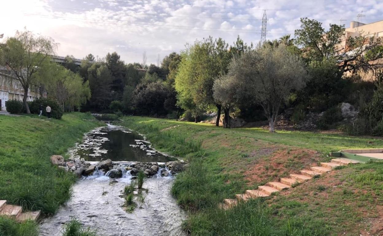 El río Sants a su paso por l'Alcúdia de Crespins que a partir de ahora tendrá caudal de manera ininterrumpida. 