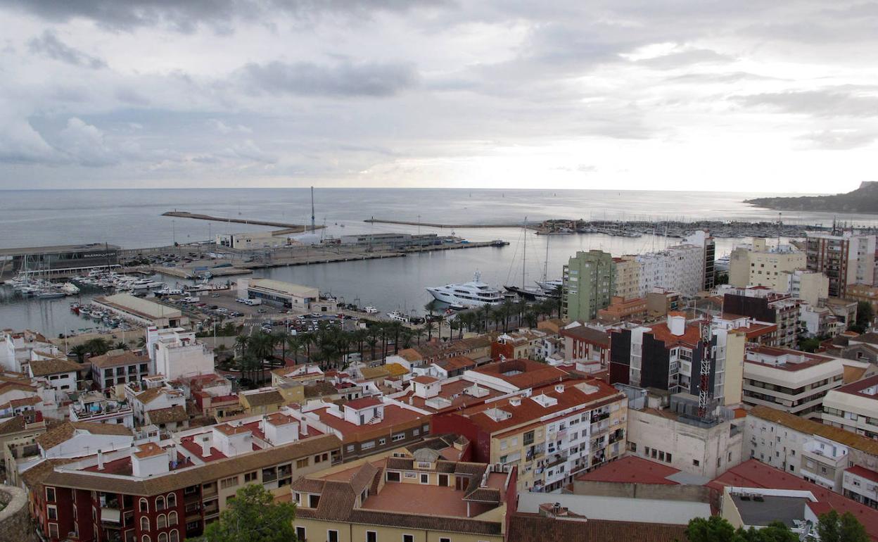 Vista del puerto de Dénia desde el castillo. 