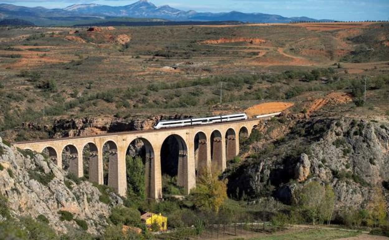 Vista de un tren de pasajeros en la línea de ferrocarril Teruel- Valencia, en las proximidades de Sarrión. 