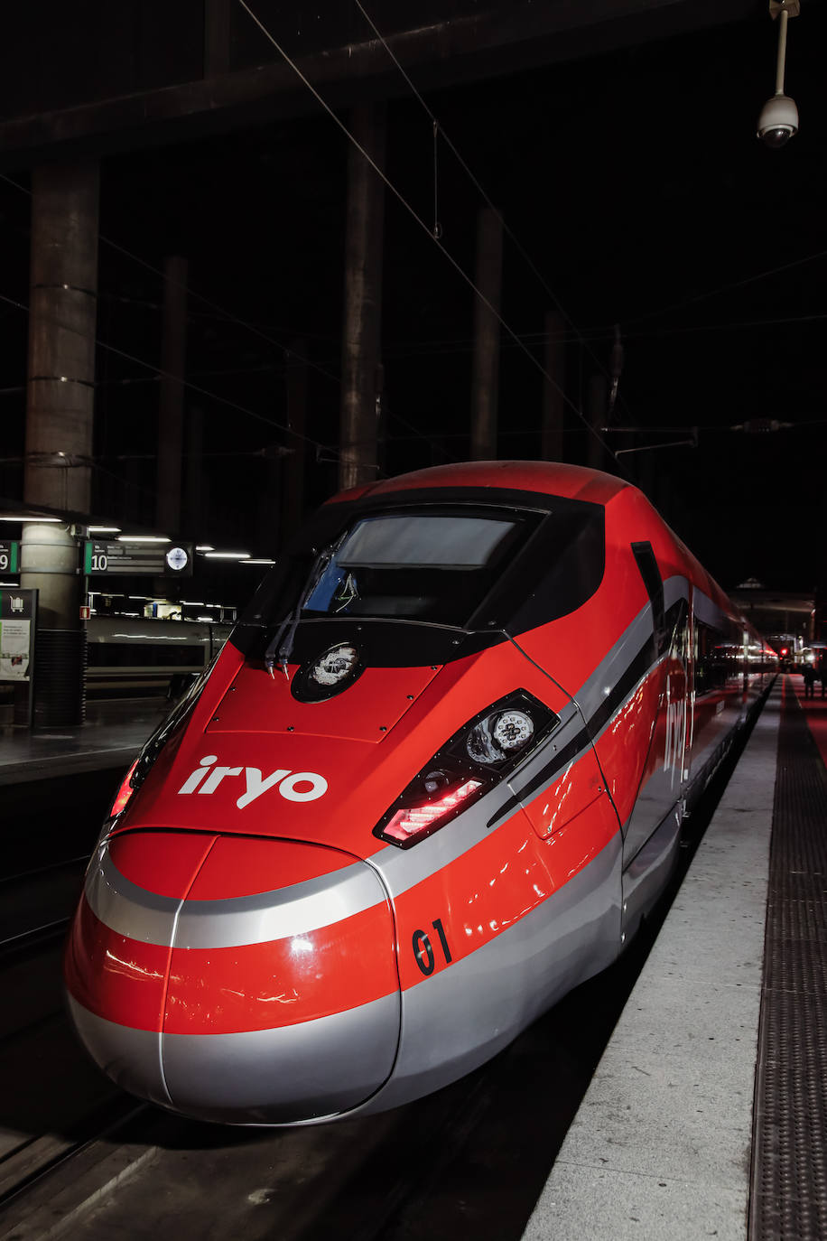 ILSA, primer operador privado español de alta velocidad, arrancará sus primeros viajes en tren en el último trimestre de 2022 bajo el nombre comercial de Iryo. Así lo ha anunciado este jueves la compañía participada al 55% por los fundadores de la aerolínea valenciana Air Nostrum y al 45% por Trenitalia, el operador público italiano.