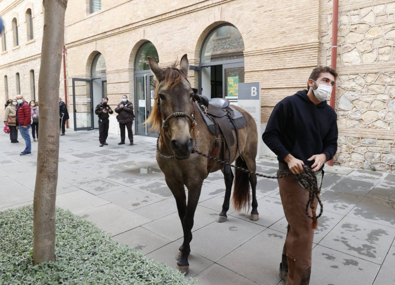 Rubén Llata, el ganadero que pasará hambre al haber sido obligado a abandonar los terrenos de pasto en el que comen sus animales. 