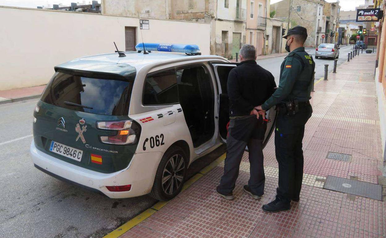 El coordinador del centro de autistas de El Campello, principal sospechoso del caso. Arriba, las correas para amarrar a los residentes. 