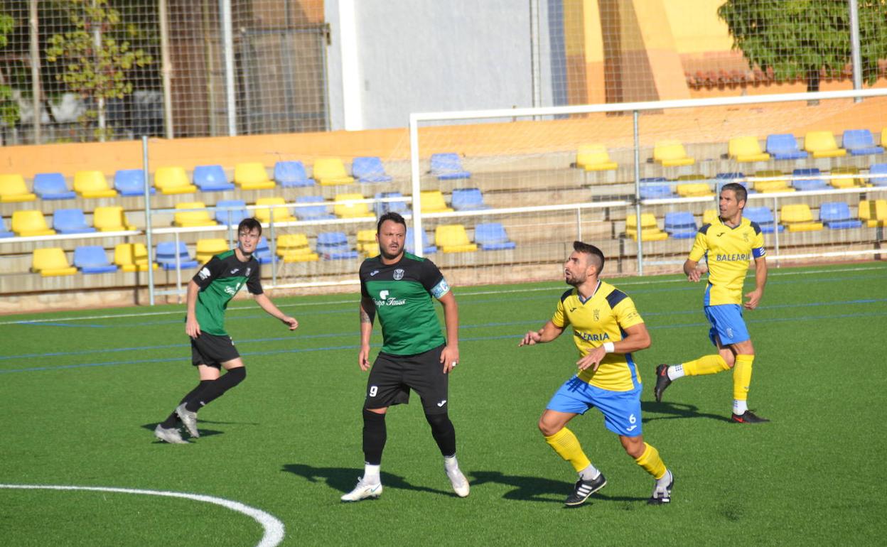 Jugadores del Dénia y del Calpe durante un partido. 