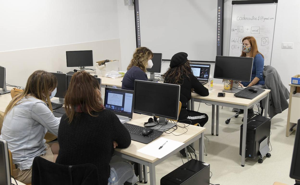 Las participantes en un taller de Google en Paiporta. 