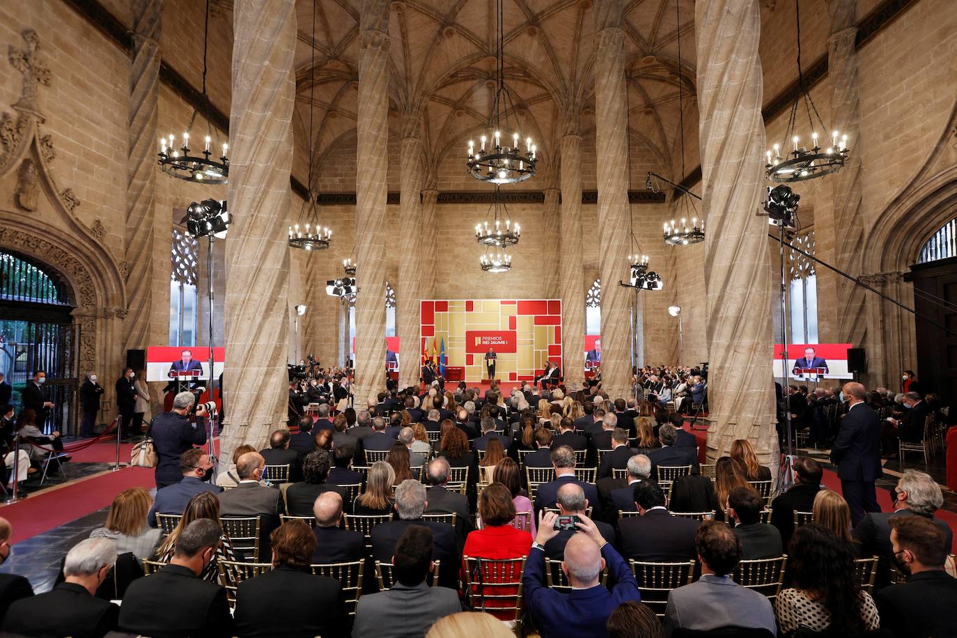 Los Premios Jaume I se entregan en Valencia, donde ha acudido en 2021 el Rey Felipe VI. 