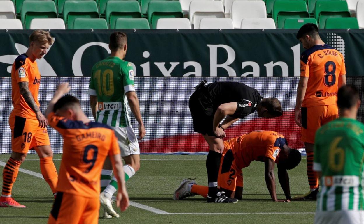 Correia, con molestias, durante un partido contra el Betis. 