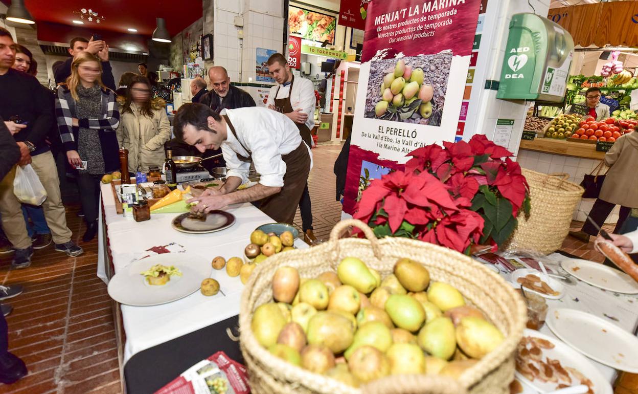 El chef Evarist Miralles, preparando un plato con el perelló de la Vall d'Ebo en el Mercat de Dénia. 