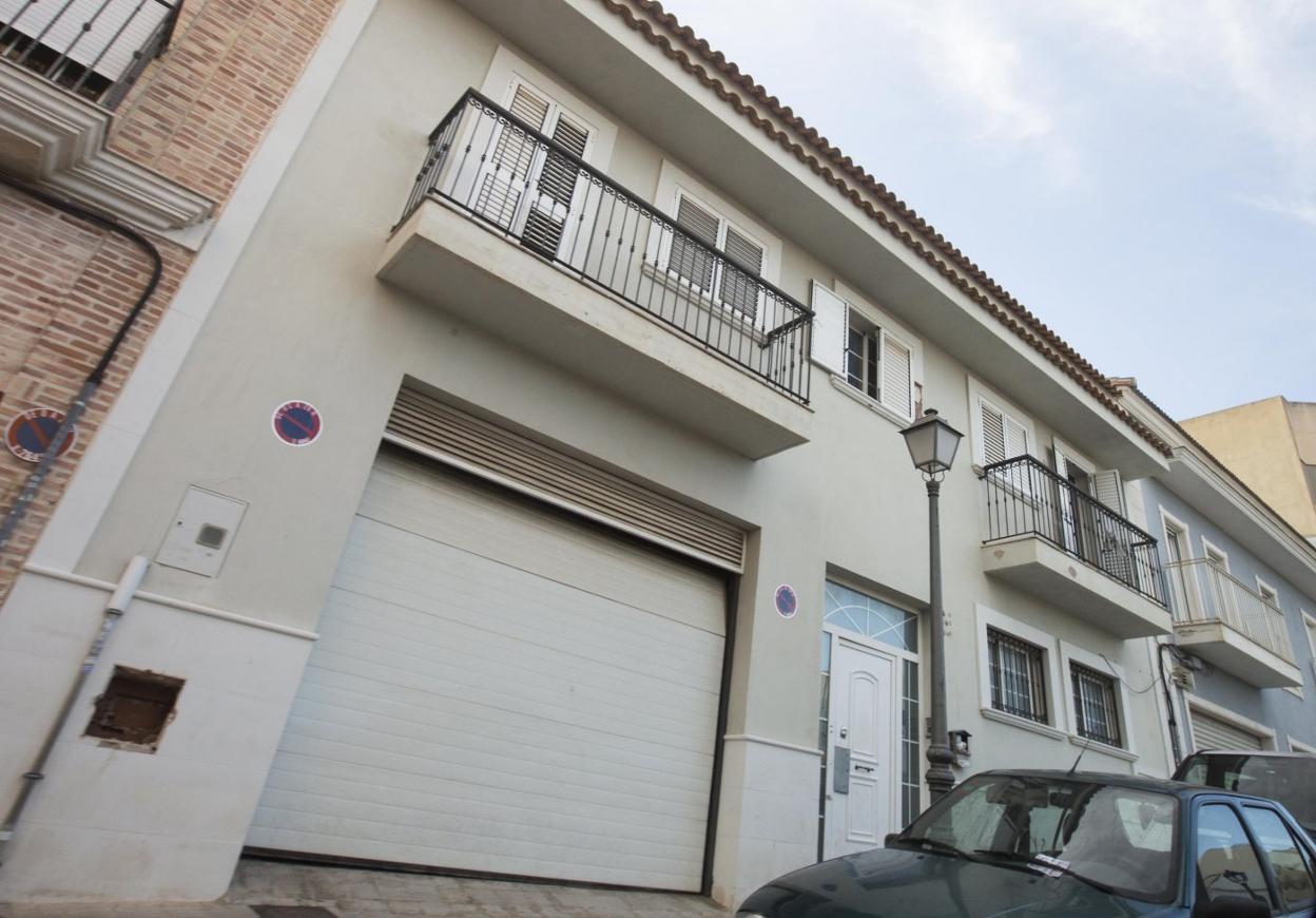 Fachada de la vivienda de Benimàmet ocupada supuestamente por las ladronas que hurtan en el centro de Valencia. 