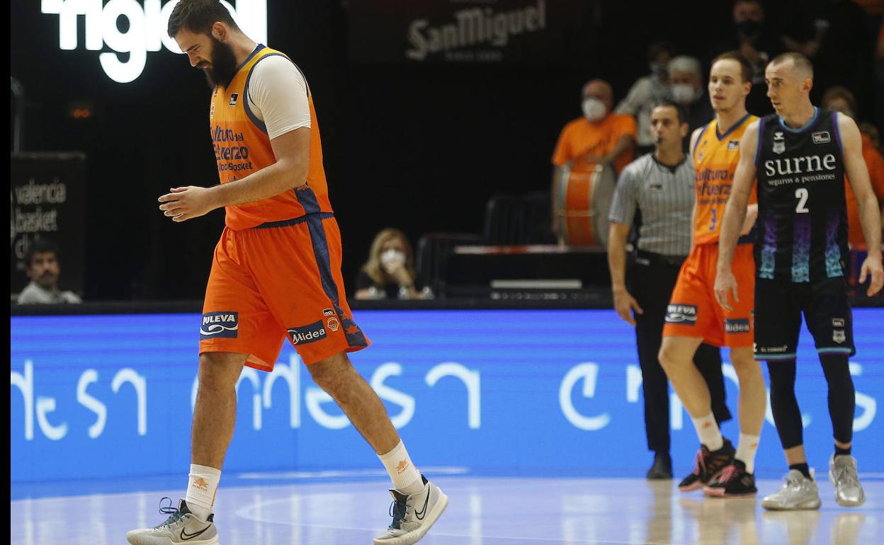 Dubljevic, con gestos de dolor en los últimos segundos del partido contra el Bilbao Basket. 