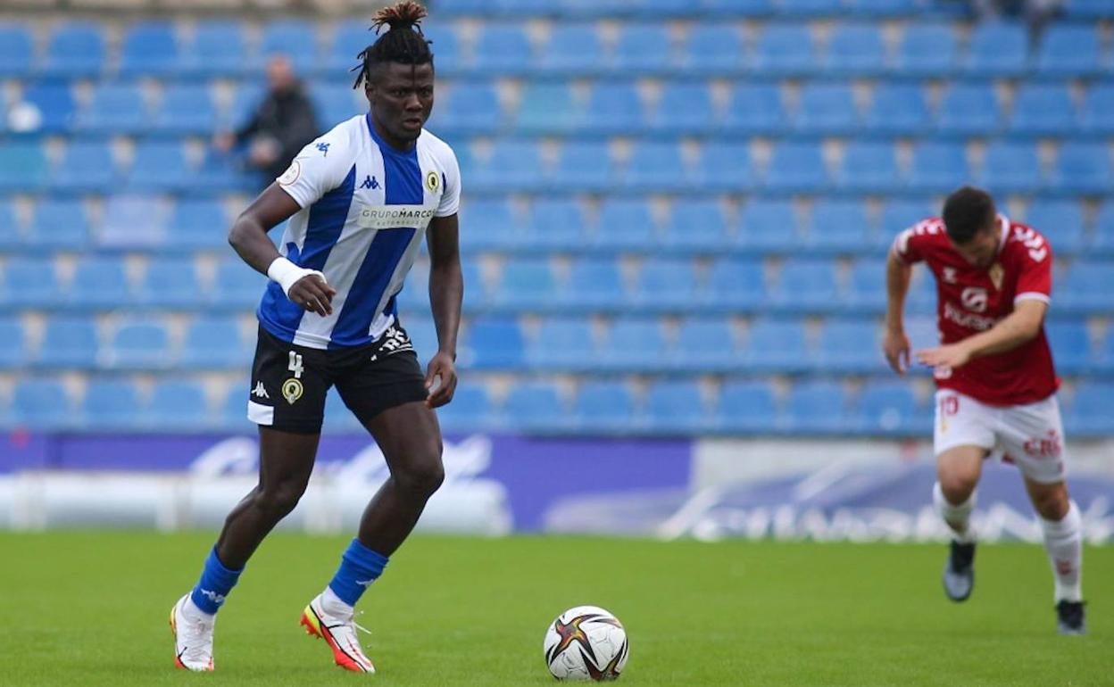 Bikoro, protagonista en el partido tras jugar con su selección. 