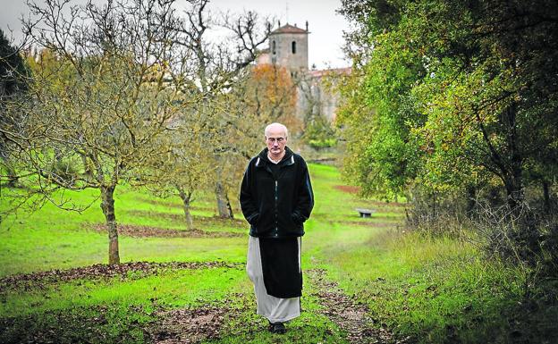 Imagen principal - Arriba, el abad de San Pedro de Cardeña. Abajo, dos momentos de la vida cotidiana de los monjes.