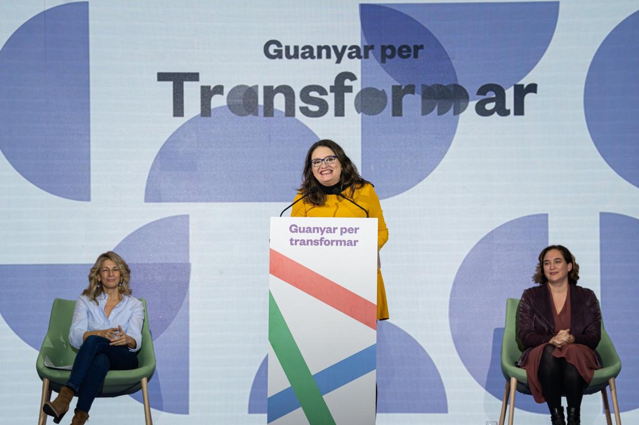 Oltra, ayer en Barcelona, flanqueada por la vicepresidenta Yolanda Díaz y la alcaldesa de Barcelona, Ada Colau. ep