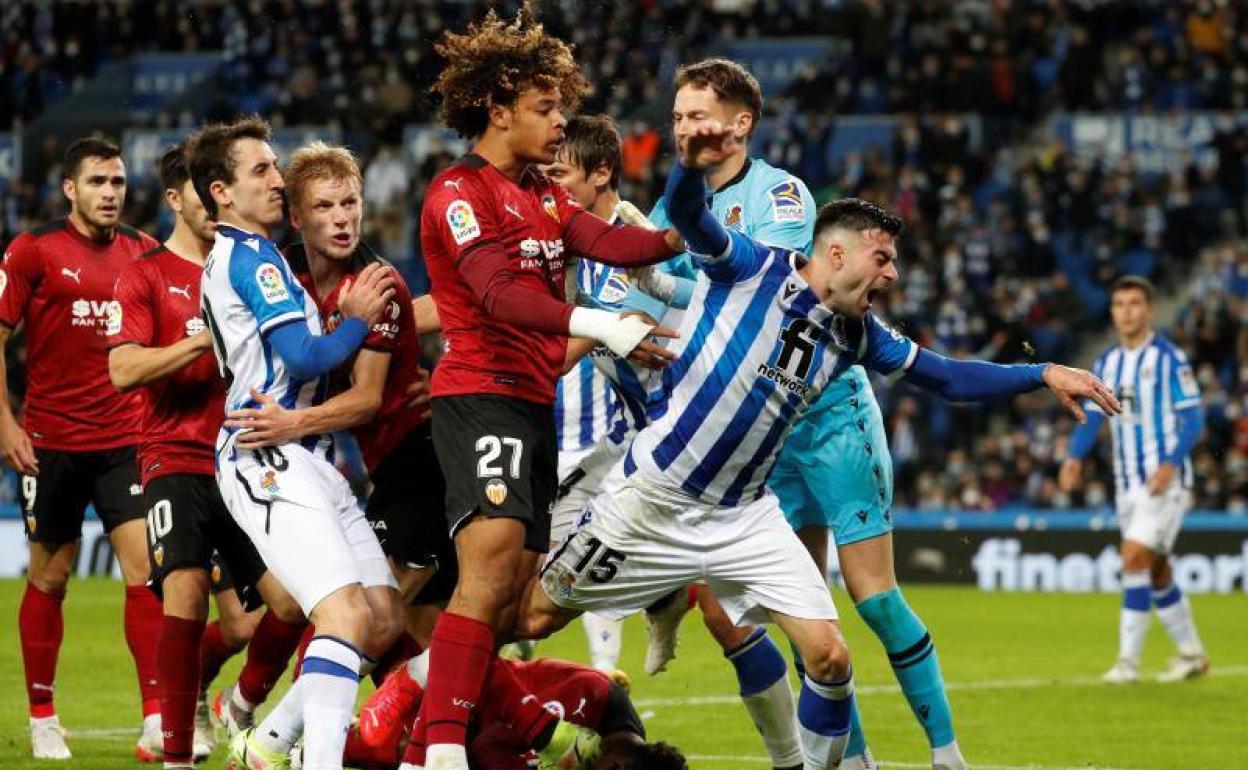 Refriega en el partido en Anoeta tras una acción de Musah con Diego Rico