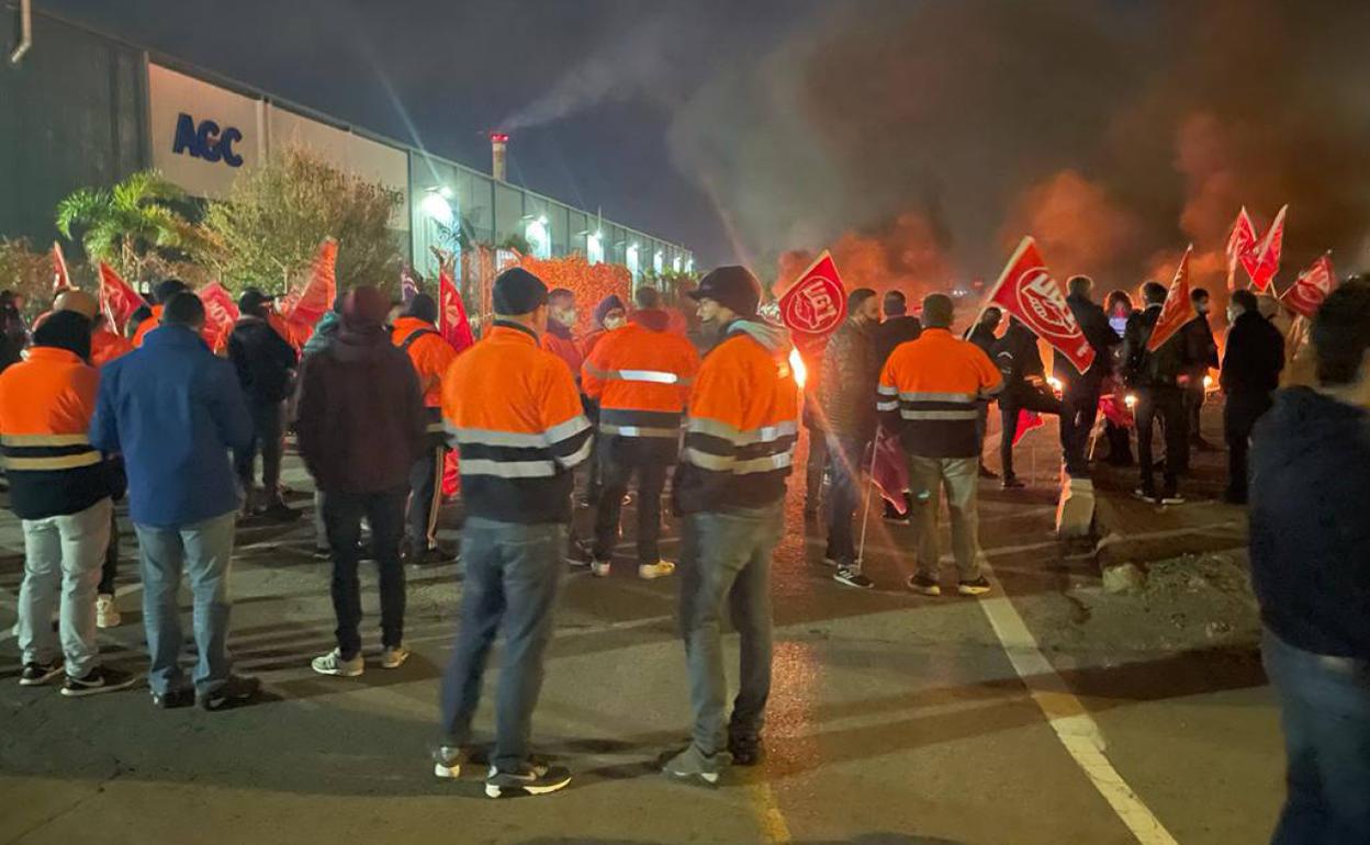 Trabajadores concentrados en la fábrica de Pilkington en Sagunto en la madrugada del lunes. 