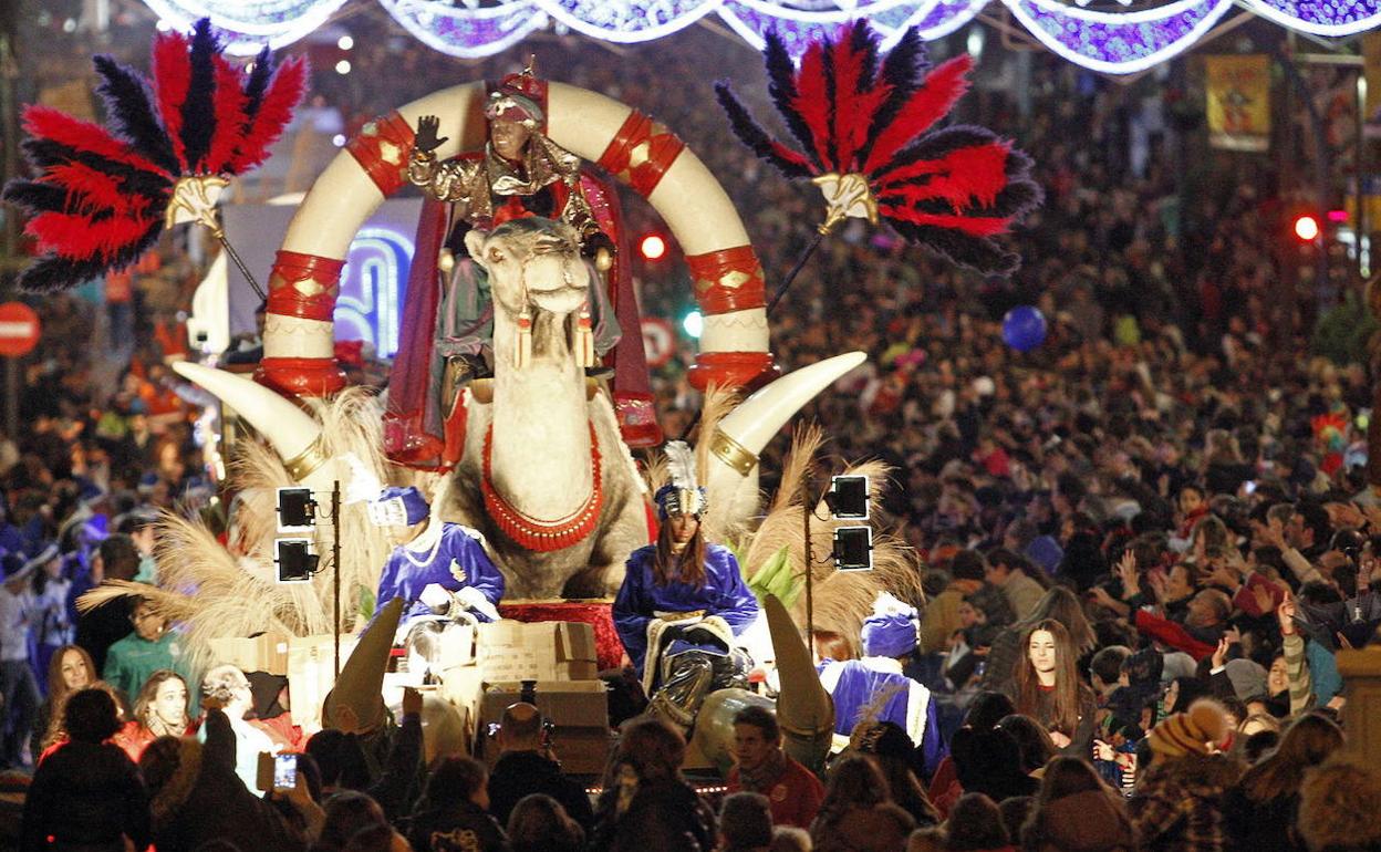 La carroza del Rey Baltasar, durante una de las cabalgatas celebradas en Alicante antes de la pandemia. 