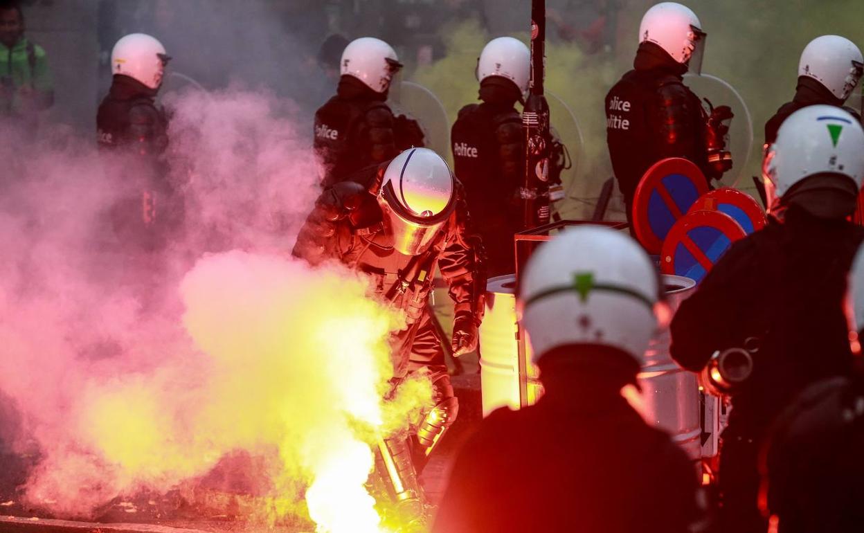 Incidentes durante las protestas contra las restricciones por el covid-19, en Bruselas.