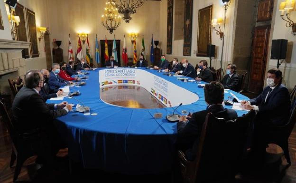 Reunión de los presidentes autonómicos en la 'Cumbre de Santiago de Compostela´, en el Hostal dos Reis Católicos de Santiago. 