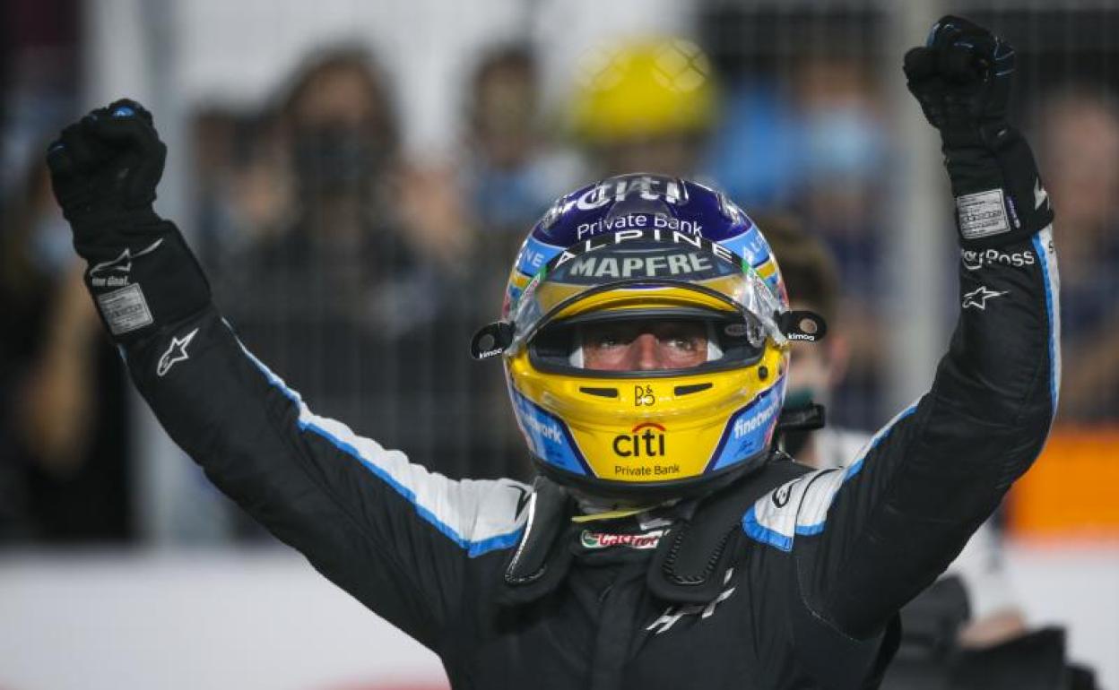 Fernando Alonso celebra su tercer puesto en Catar.