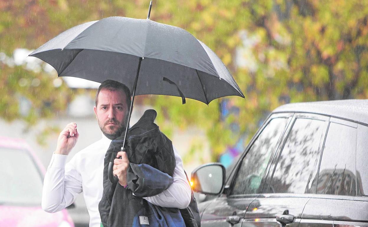 El consejero Javier Martínez, llegando ayer a las oficinas del Ciutat de València.