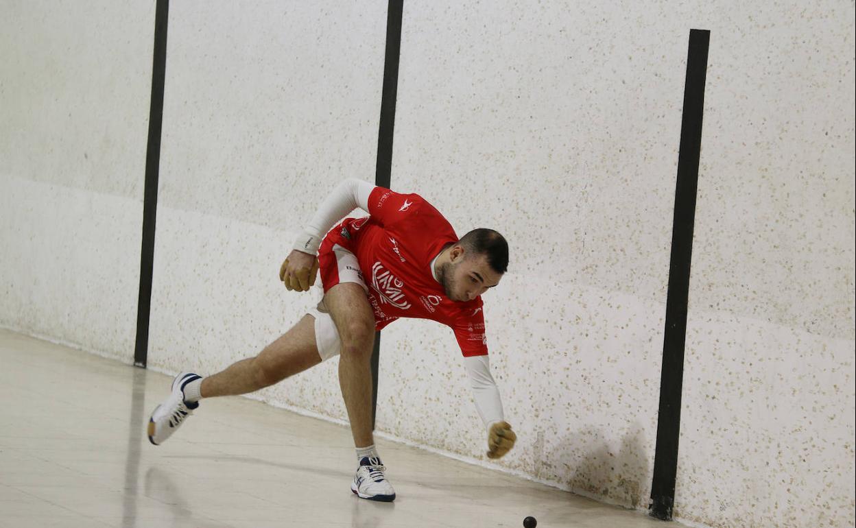 Lorja raspa una pelota durante la semifinal de este lunes. 