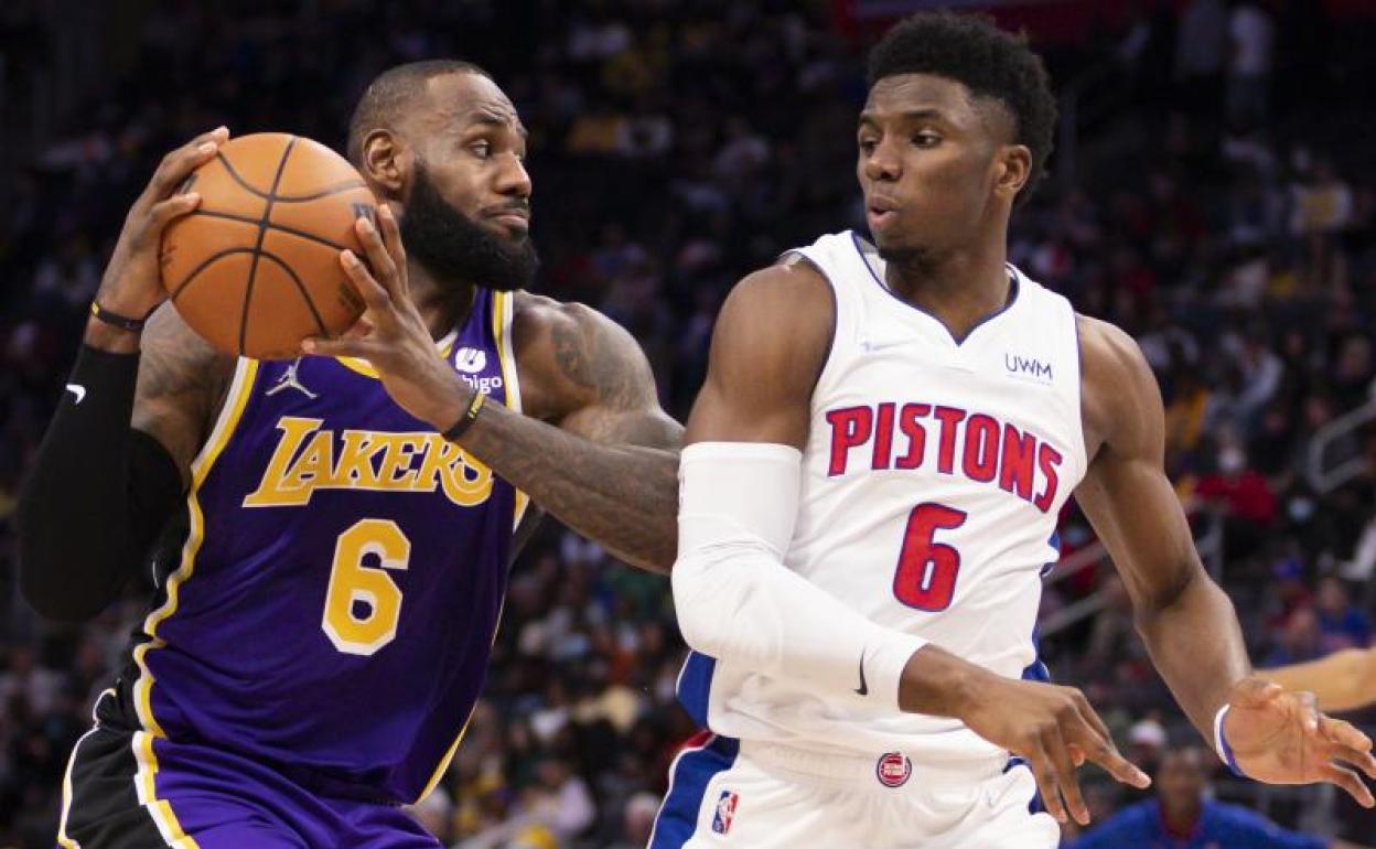 LeBron James y Hamidou Diallo durante el partido.