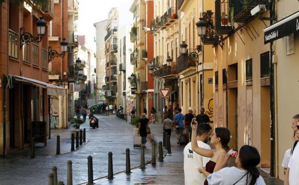 Vista de una calle de Ciutat Vella.