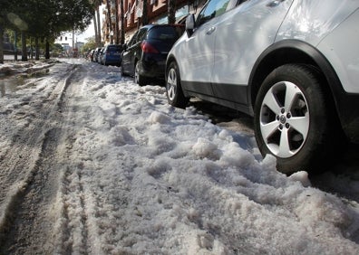 Imagen secundaria 1 - La granizada ha sido especialmente significativa en el barrio alicantino de La Florida. 