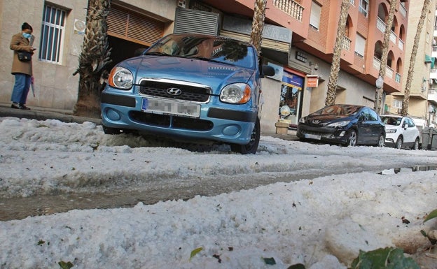 Imagen principal - La granizada ha sido especialmente significativa en el barrio alicantino de La Florida. 