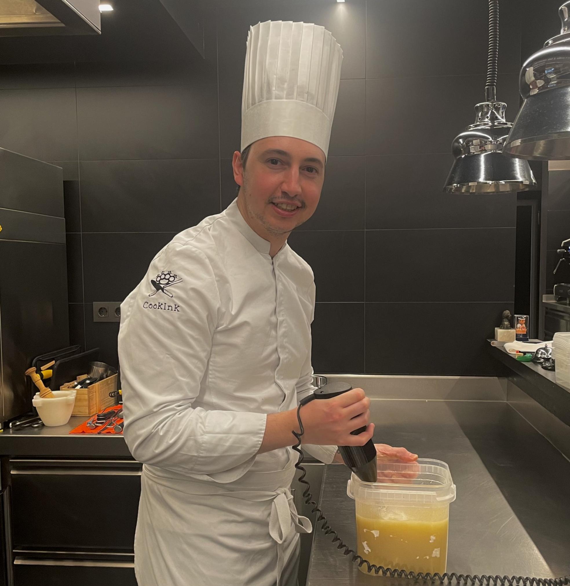 En la cocina. Ausiàs Signes prepara un postre en su restaurante de Huesca. lp