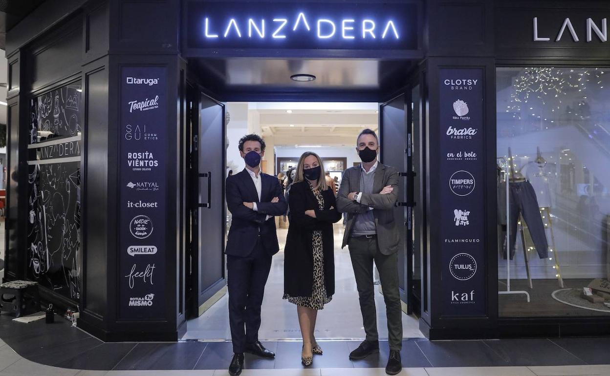 Arnaud Leroy, Isabel Picazo y Javier Jiménez, en la entrada de la tienda. 