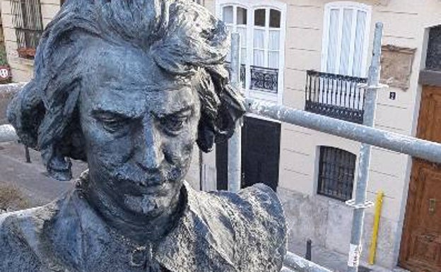 La escultura creada por Benlliure está situada en la plaza Poeta Llorente. 