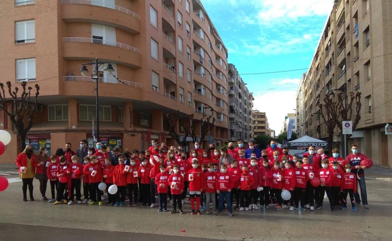 Todos los participantes en la recogida de fondos en la pasada Fira de Ontinyent. 