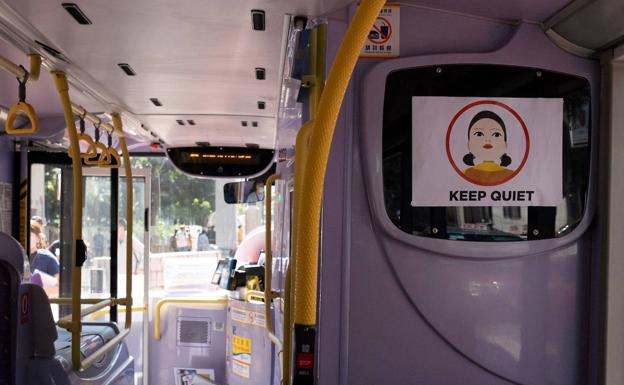 Interior del autobús del 'sueño' de Kong Kong.