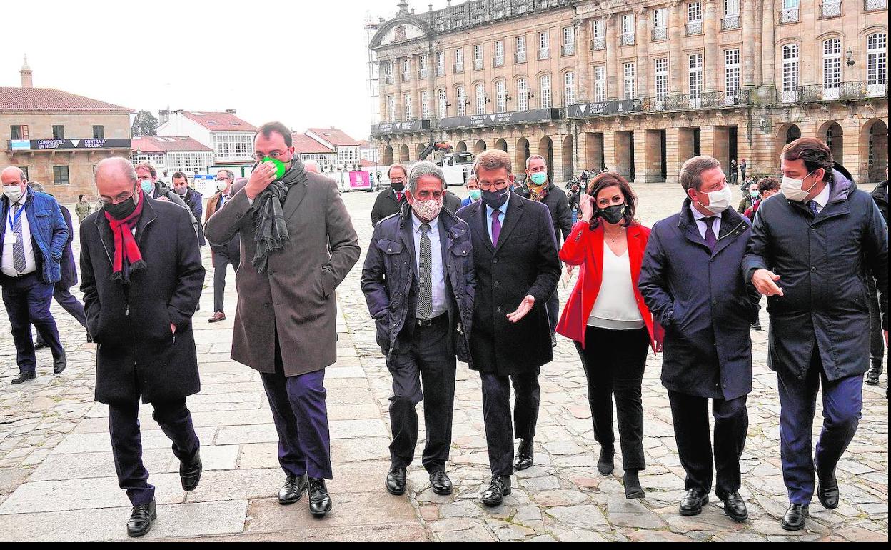 Lambán, Barbón, Revilla, Feijóo, Andreu, García Page y Fernández Mañueco, ayer en Santiago. 