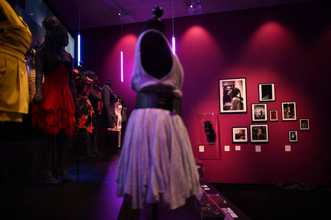 El Museo del Diseño Londres acoge la exposición 'Beyond the Stage' ('Más allá del escenario') sobre la cantante británica Amy Winehouse. Esta es la primera muestra que indaga en el pasado de la artista y su proceso creativo e incluye auténticos tesoros de la icónica cantante: el vestido que llevó en su último concierto, sus guitarras favoritas y muchos de sus premios pueden ser vistos ahora por el público en un homenaje a Winehouse.