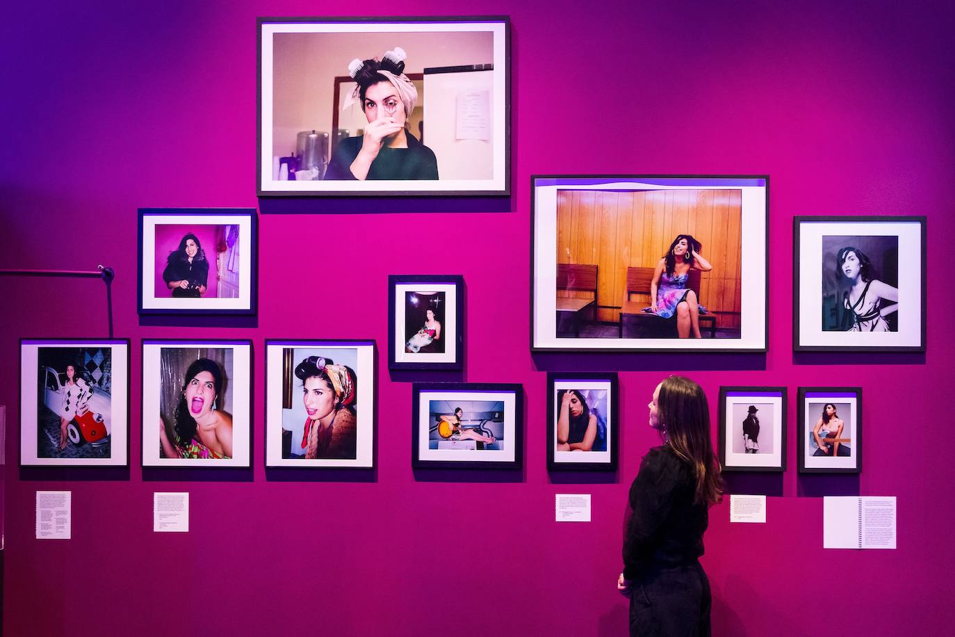 El Museo del Diseño Londres acoge la exposición 'Beyond the Stage' ('Más allá del escenario') sobre la cantante británica Amy Winehouse. Esta es la primera muestra que indaga en el pasado de la artista y su proceso creativo e incluye auténticos tesoros de la icónica cantante: el vestido que llevó en su último concierto, sus guitarras favoritas y muchos de sus premios pueden ser vistos ahora por el público en un homenaje a Winehouse.