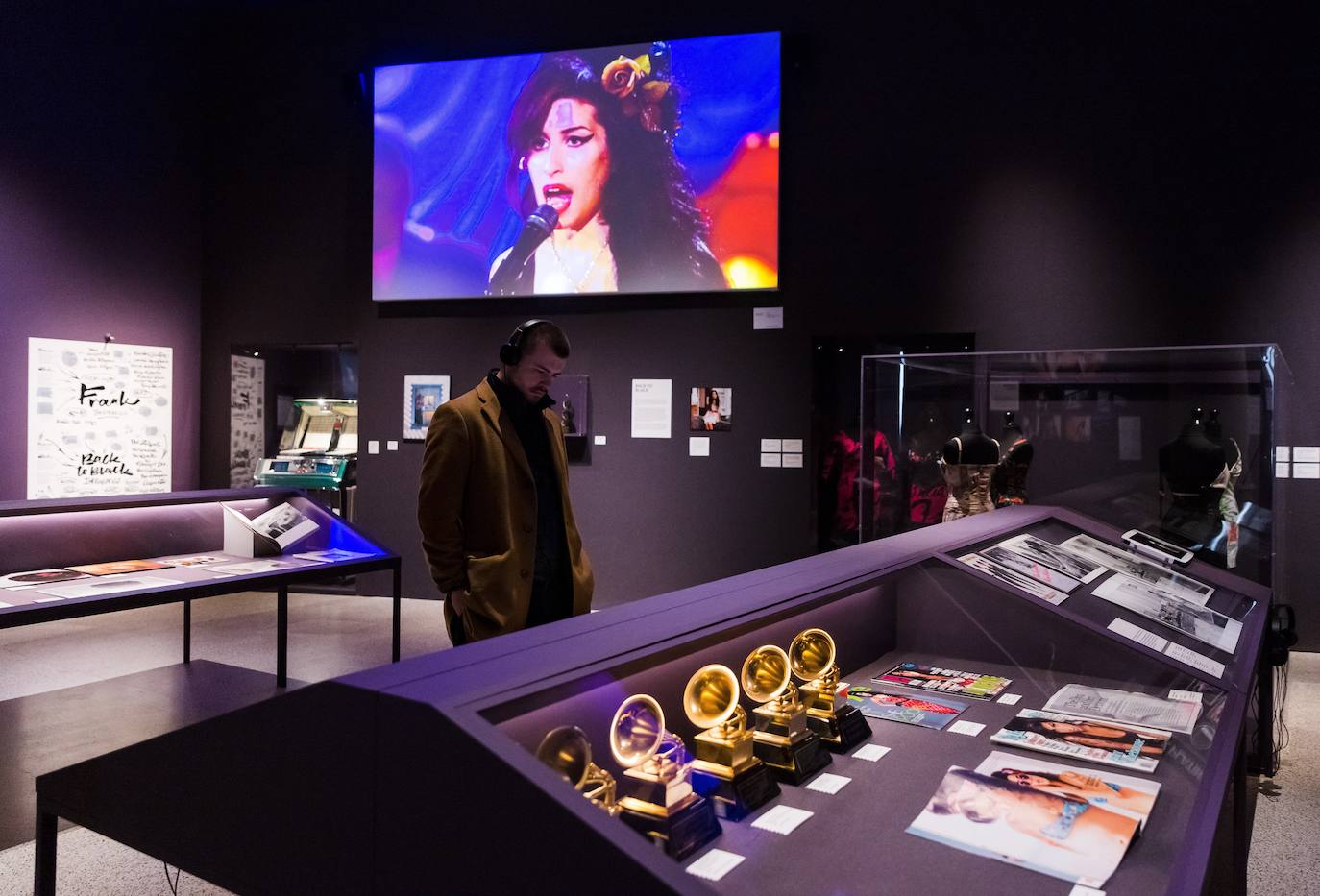 El Museo del Diseño Londres acoge la exposición 'Beyond the Stage' ('Más allá del escenario') sobre la cantante británica Amy Winehouse. Esta es la primera muestra que indaga en el pasado de la artista y su proceso creativo e incluye auténticos tesoros de la icónica cantante: el vestido que llevó en su último concierto, sus guitarras favoritas y muchos de sus premios pueden ser vistos ahora por el público en un homenaje a Winehouse.