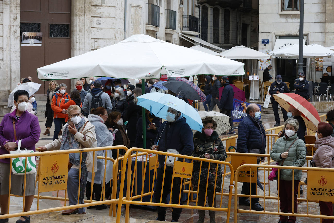 Besamanos en Valencia | Lluvia en el inicio del Besamanos en Valencia