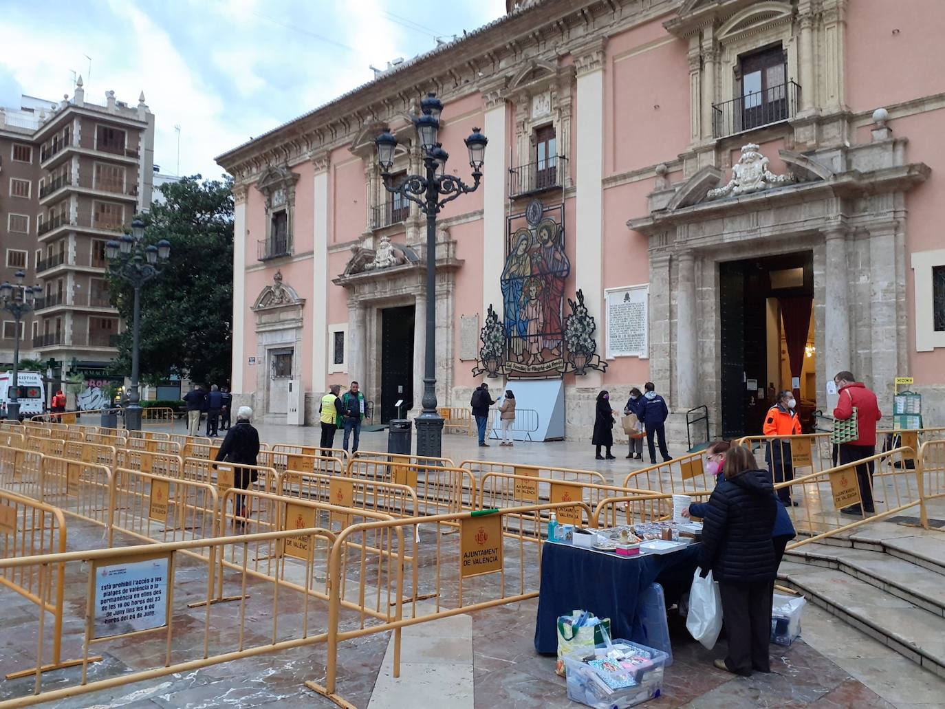 Besamanos en Valencia | Lluvia en el inicio del Besamanos en Valencia