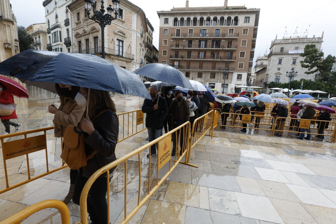 Besamanos en Valencia | Lluvia en el inicio del Besamanos en Valencia