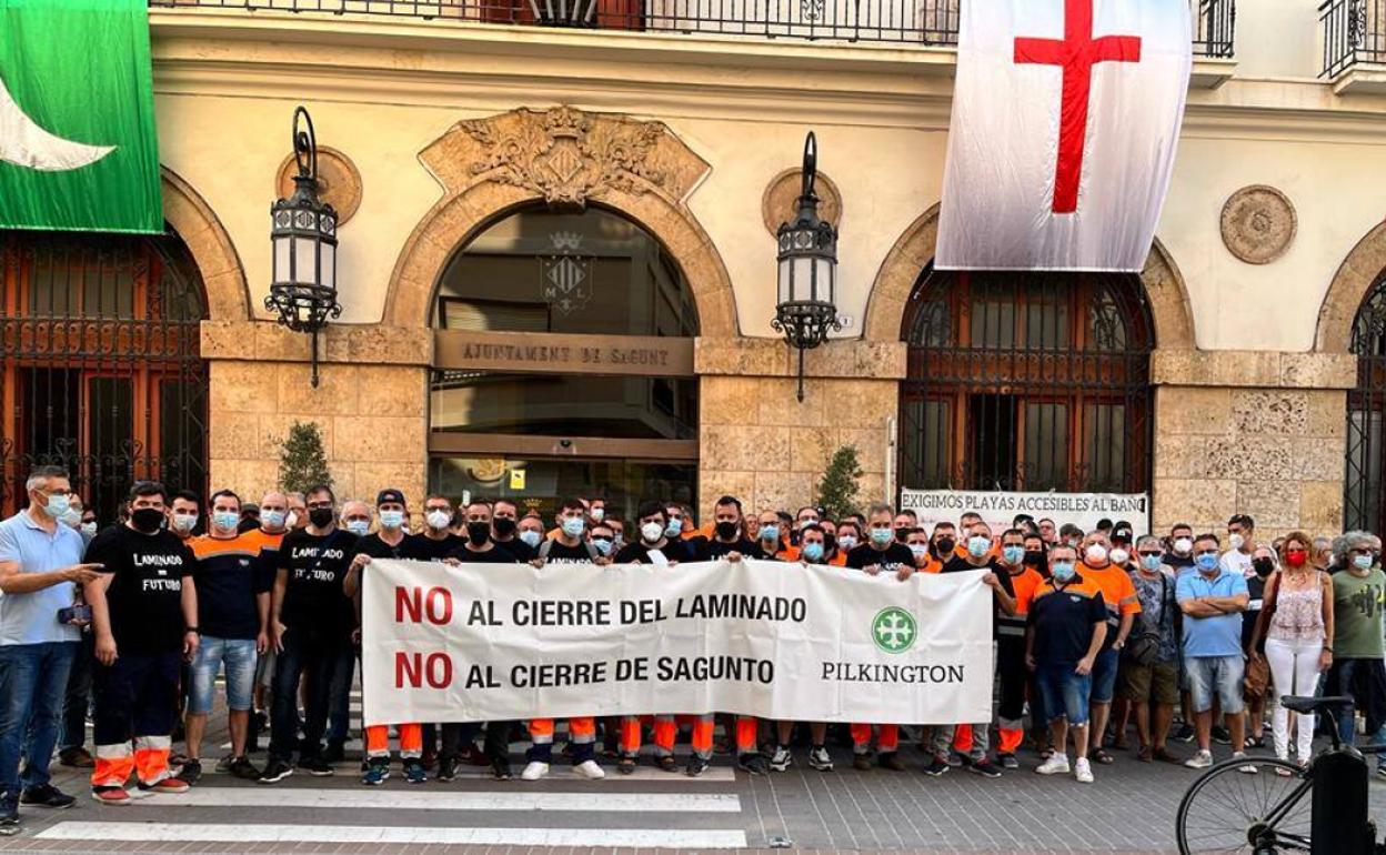 Protesta de los trabajadores a las puertas del ayuntamiento de Sagunto. 